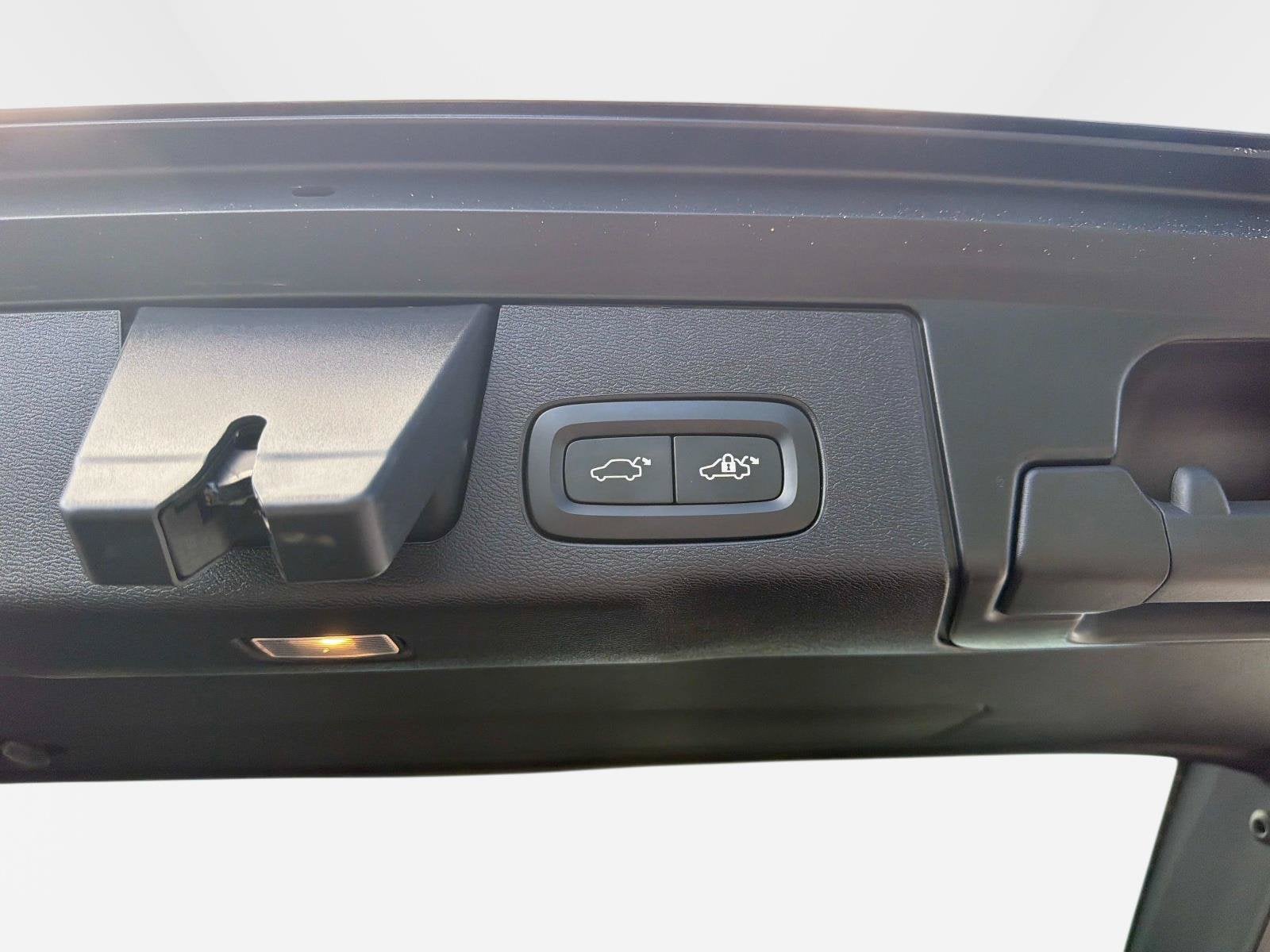 2024 Volvo XC60 Plus Dark Theme
