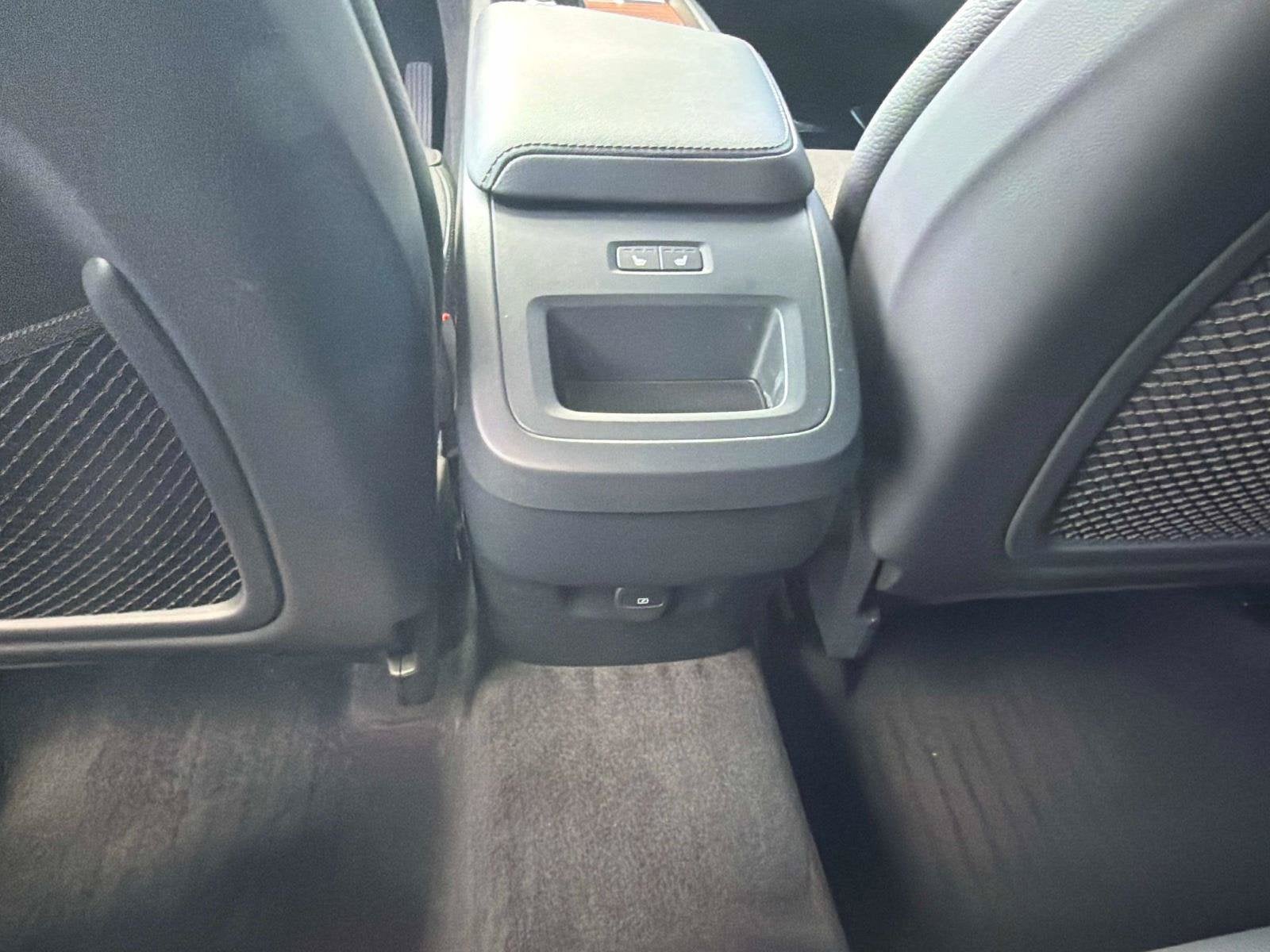2024 Volvo XC60 Plus Dark Theme