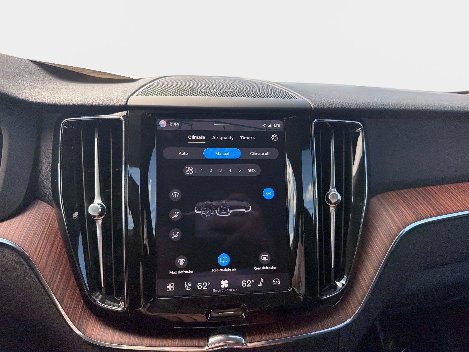 2024 Volvo XC60 Plus Dark Theme