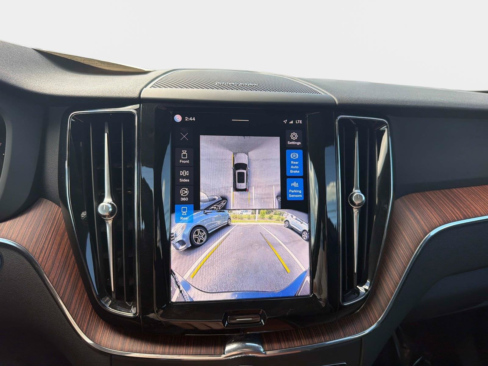 2024 Volvo XC60 Plus Dark Theme