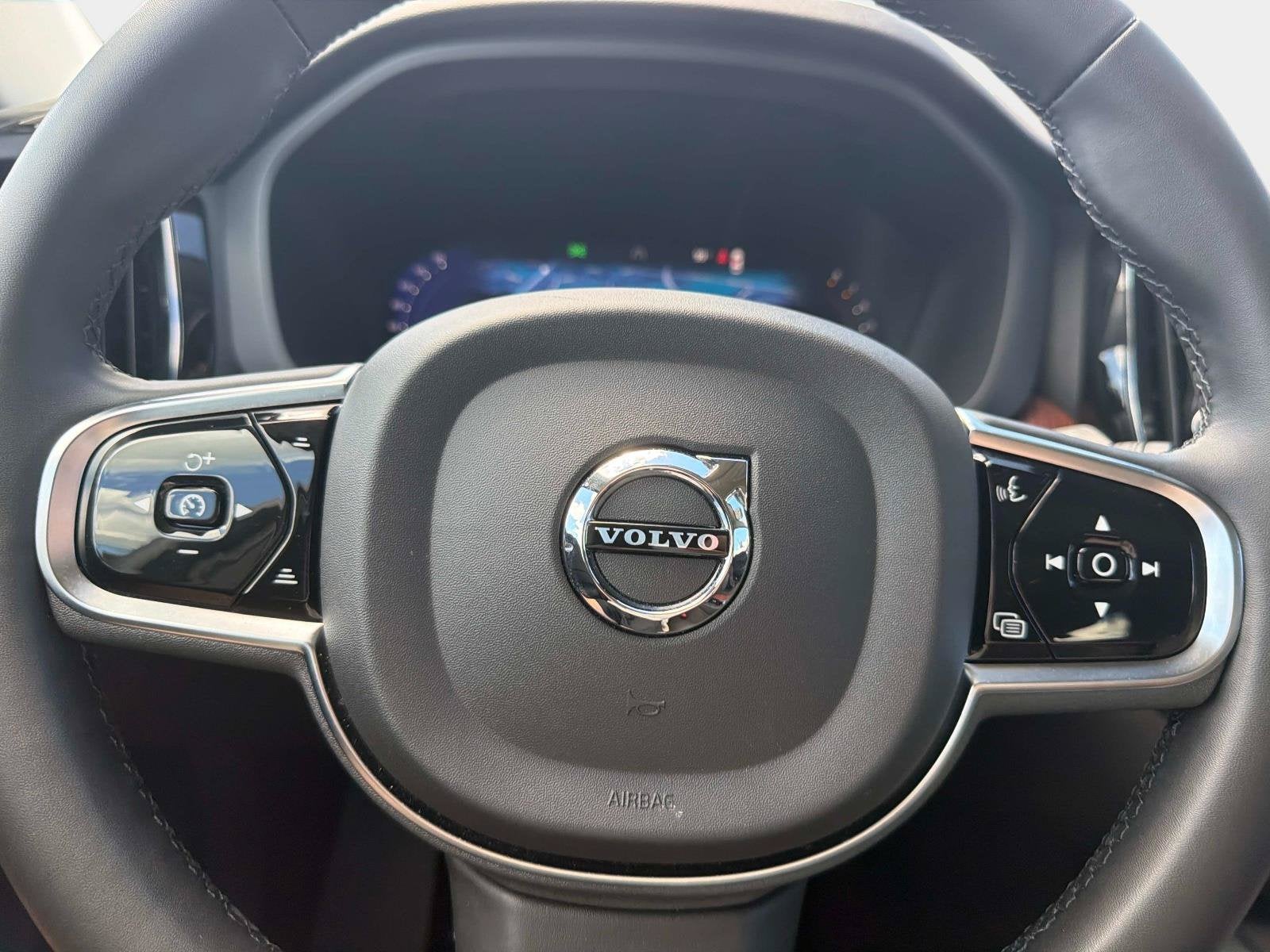 2024 Volvo XC60 Plus Dark Theme