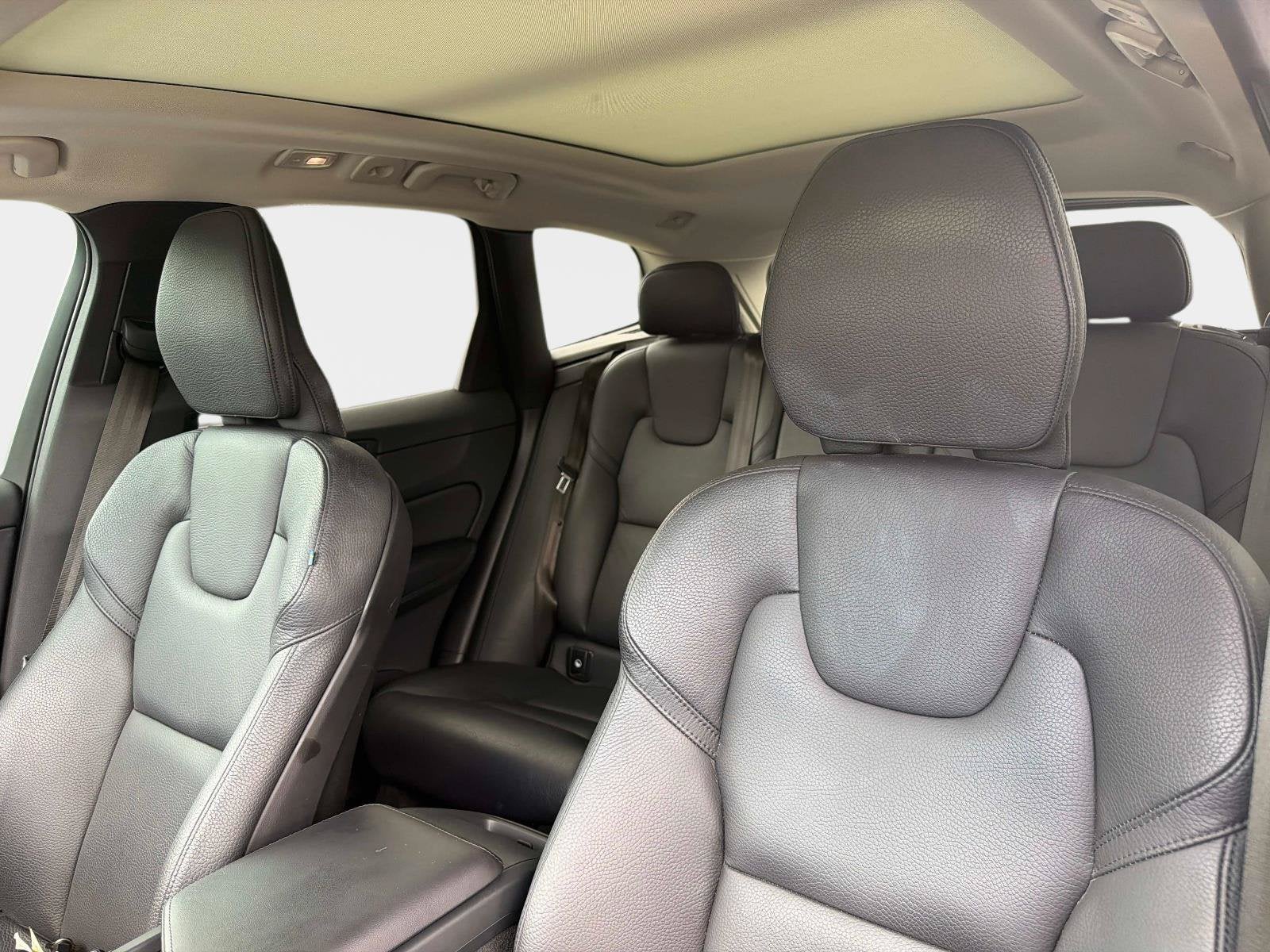 2024 Volvo XC60 Plus Dark Theme