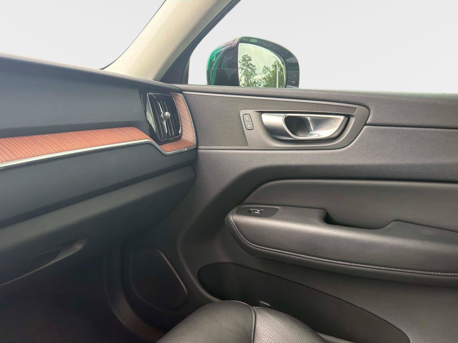 2024 Volvo XC60 Plus Dark Theme