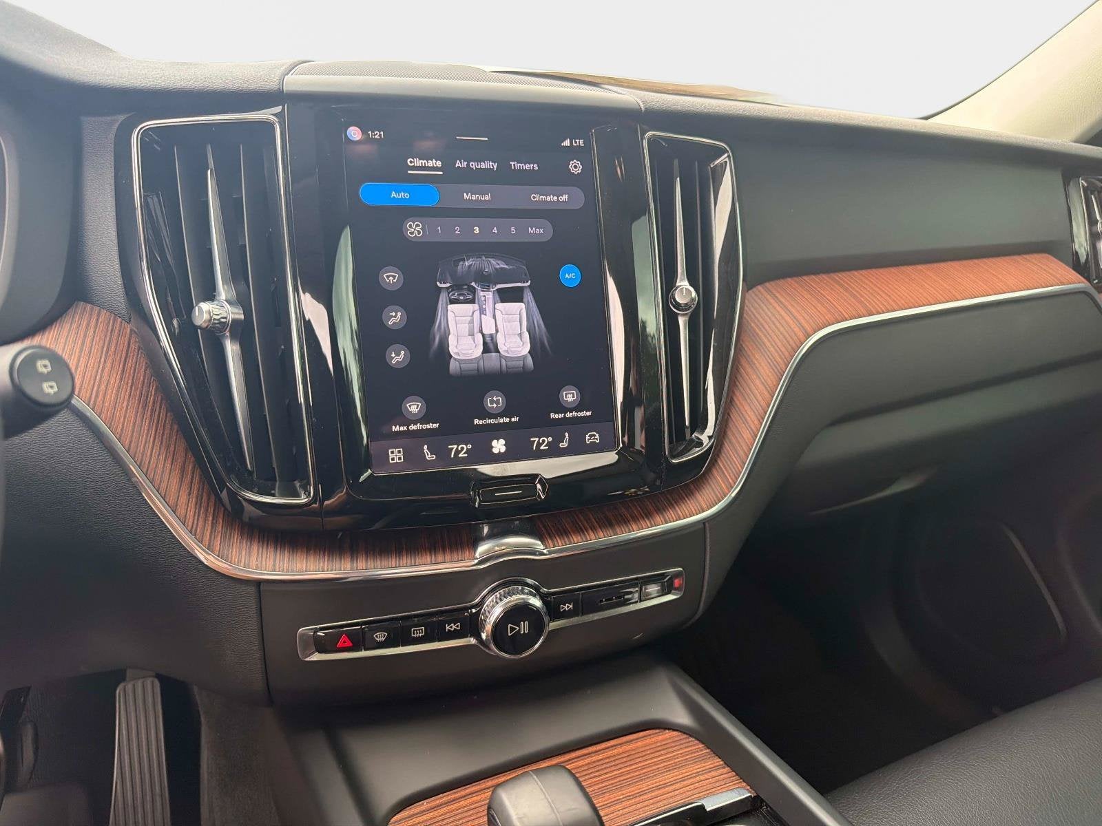 2024 Volvo XC60 Plus Dark Theme