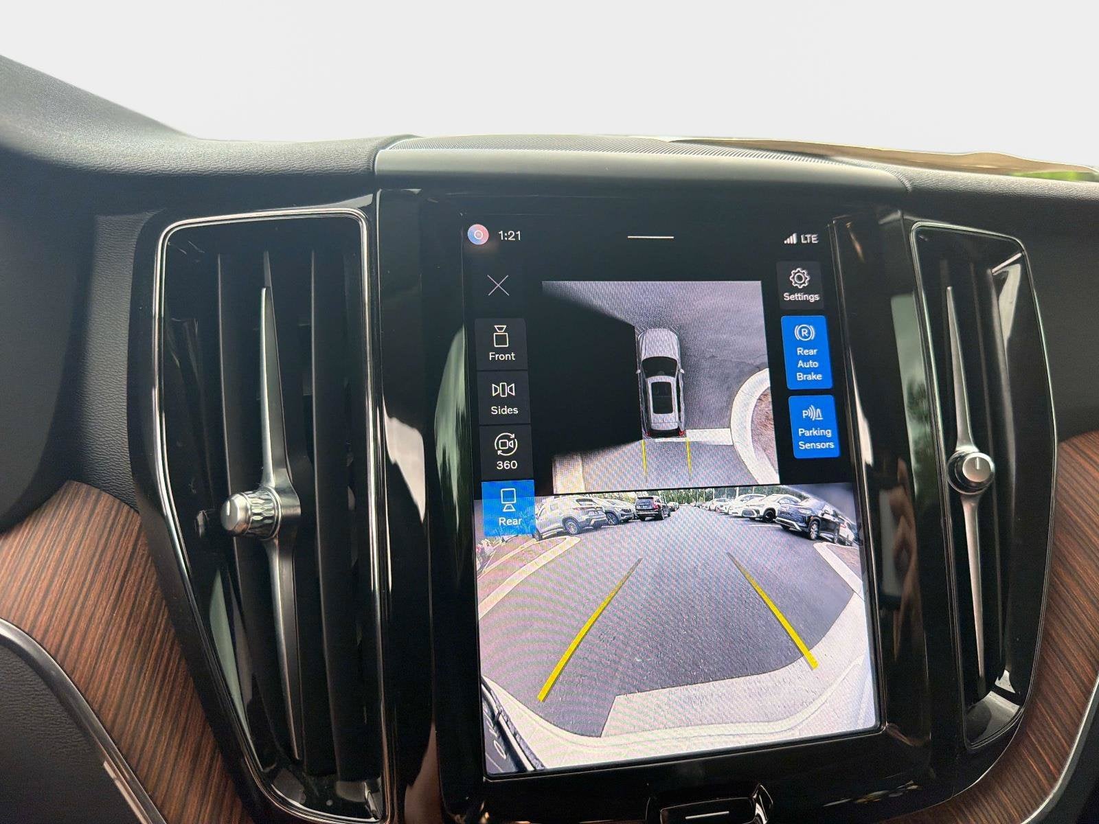 2024 Volvo XC60 Plus Dark Theme