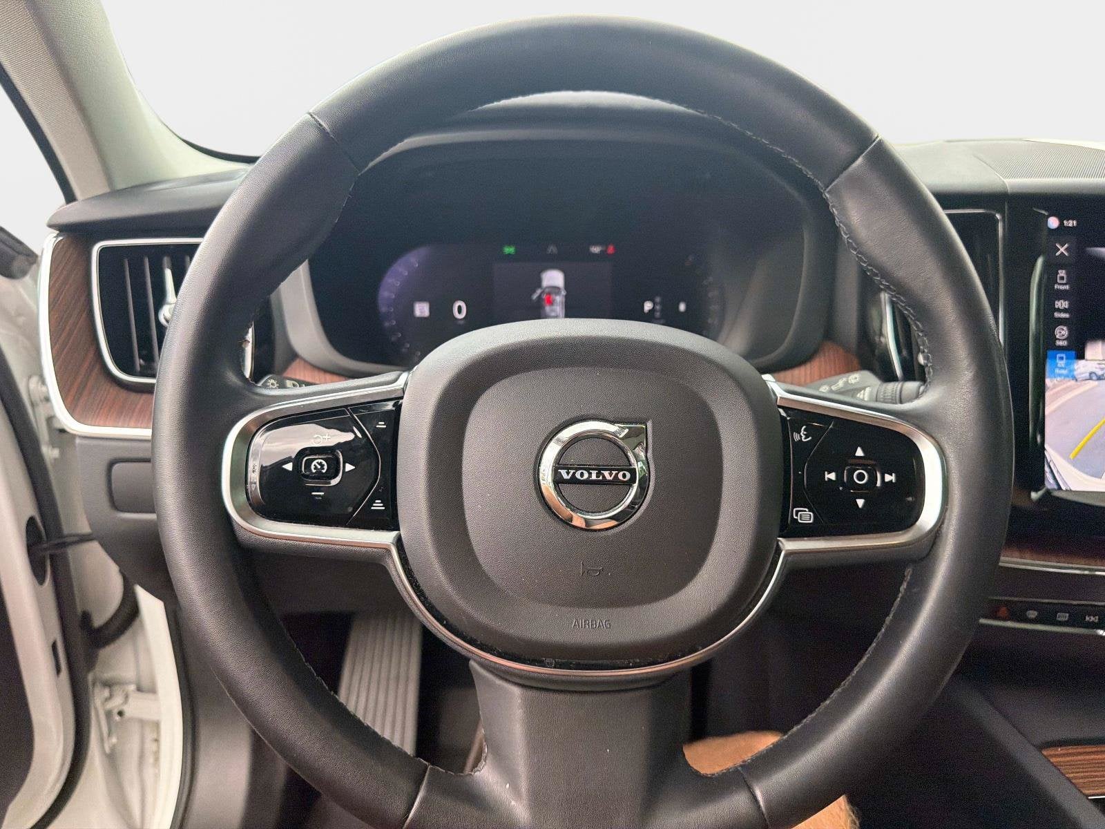 2024 Volvo XC60 Plus Dark Theme
