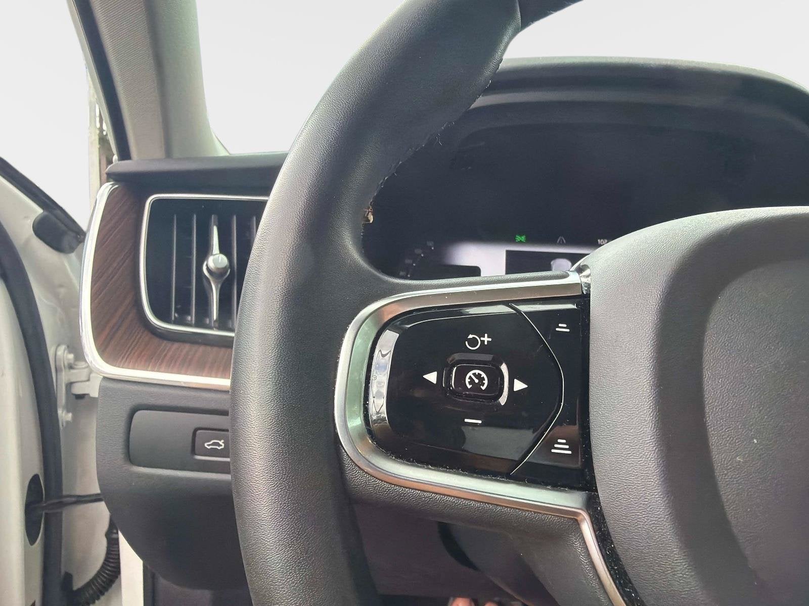 2024 Volvo XC60 Plus Dark Theme