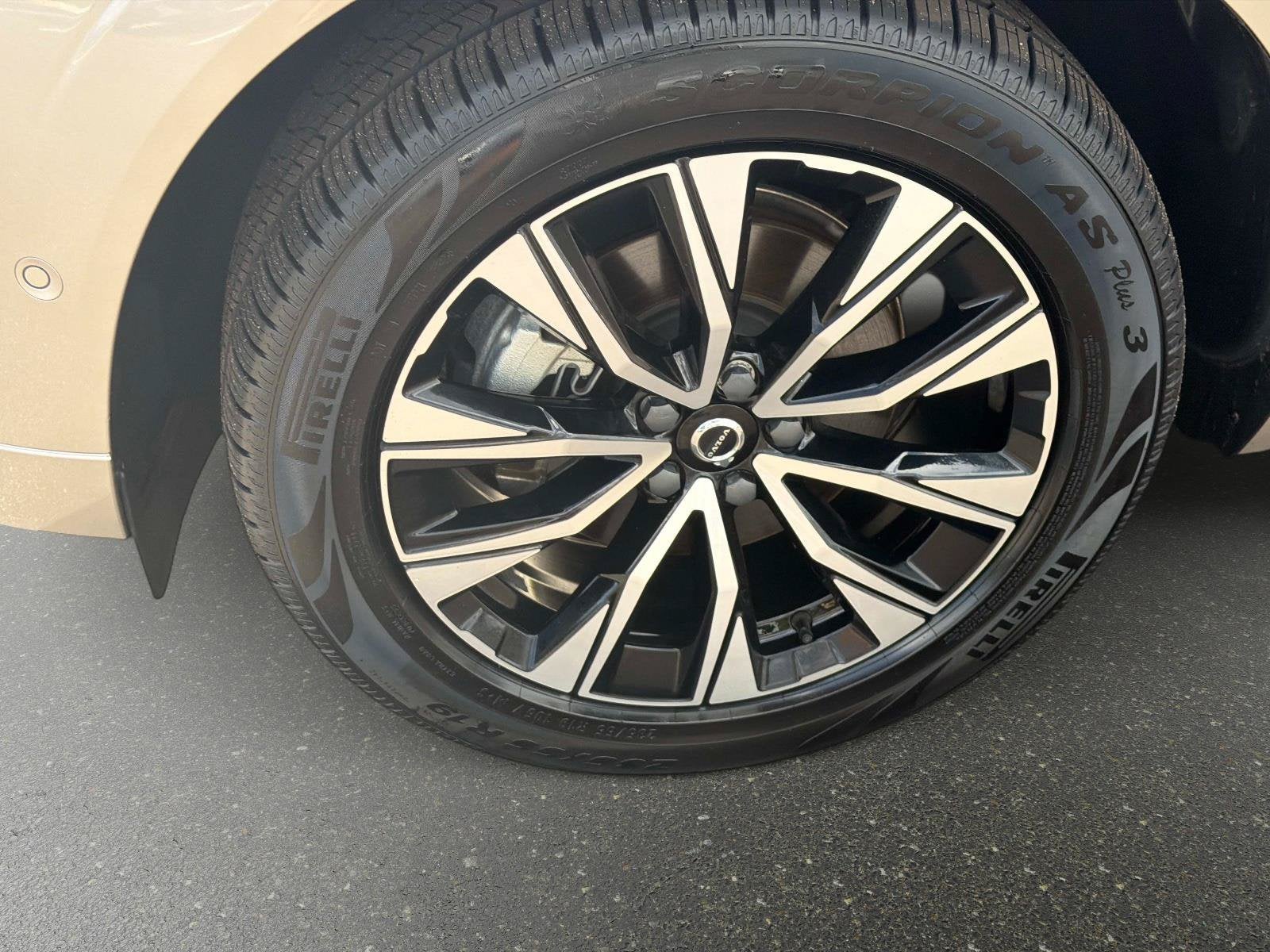 2024 Volvo XC60 Plus Dark Theme