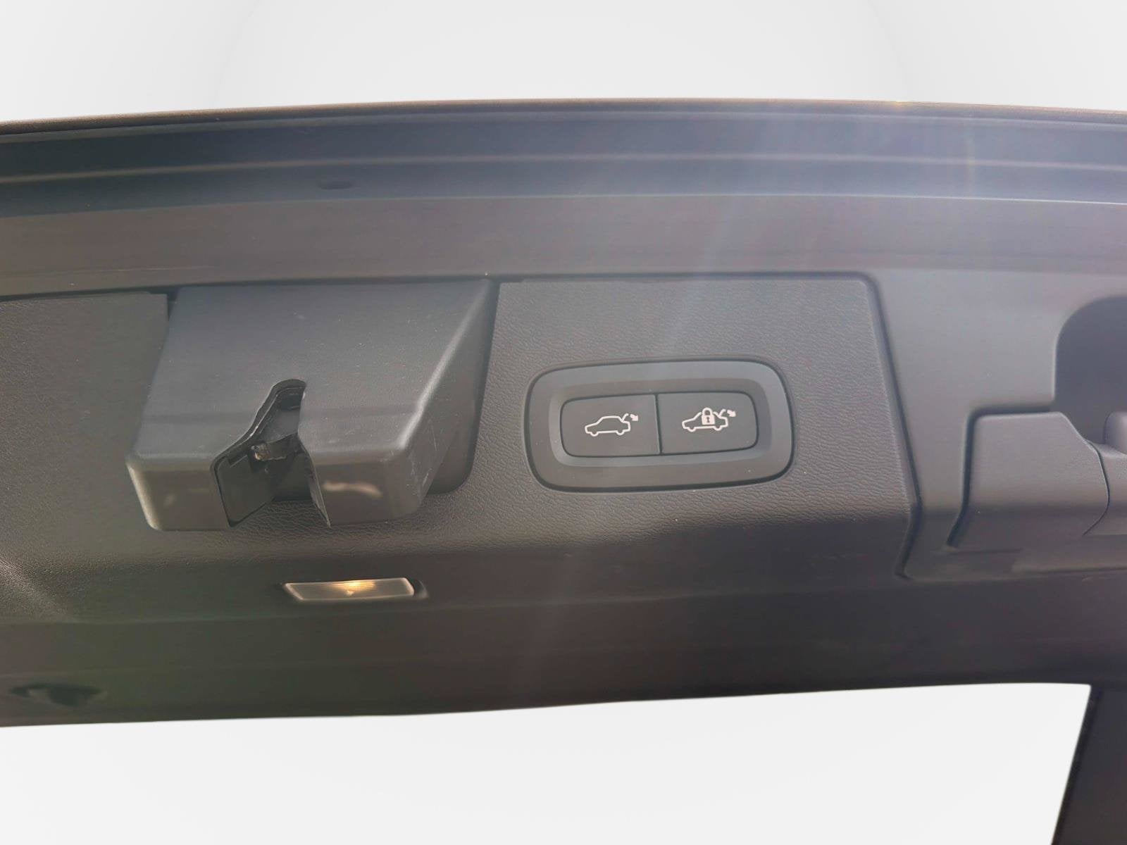 2024 Volvo XC60 Plus Dark Theme
