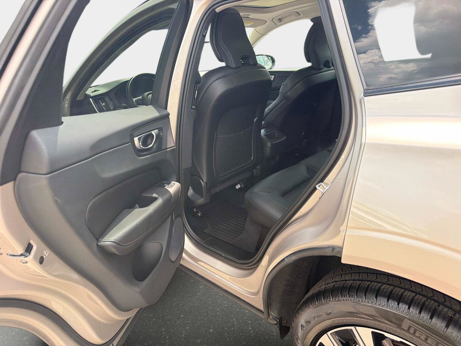 2024 Volvo XC60 Plus Dark Theme