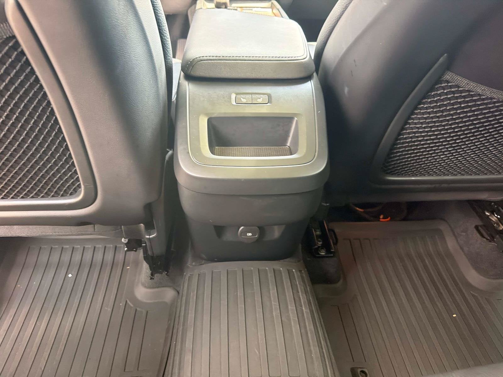 2024 Volvo XC60 Plus Dark Theme