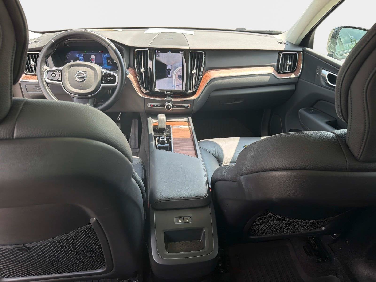 2024 Volvo XC60 Plus Dark Theme