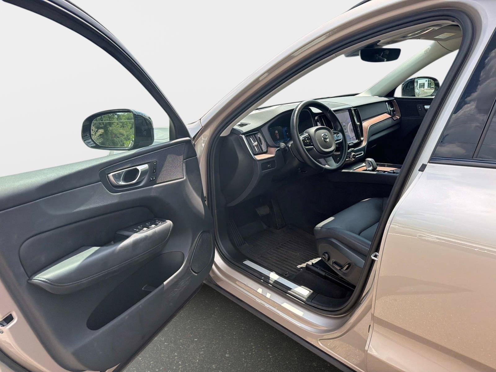 2024 Volvo XC60 Plus Dark Theme