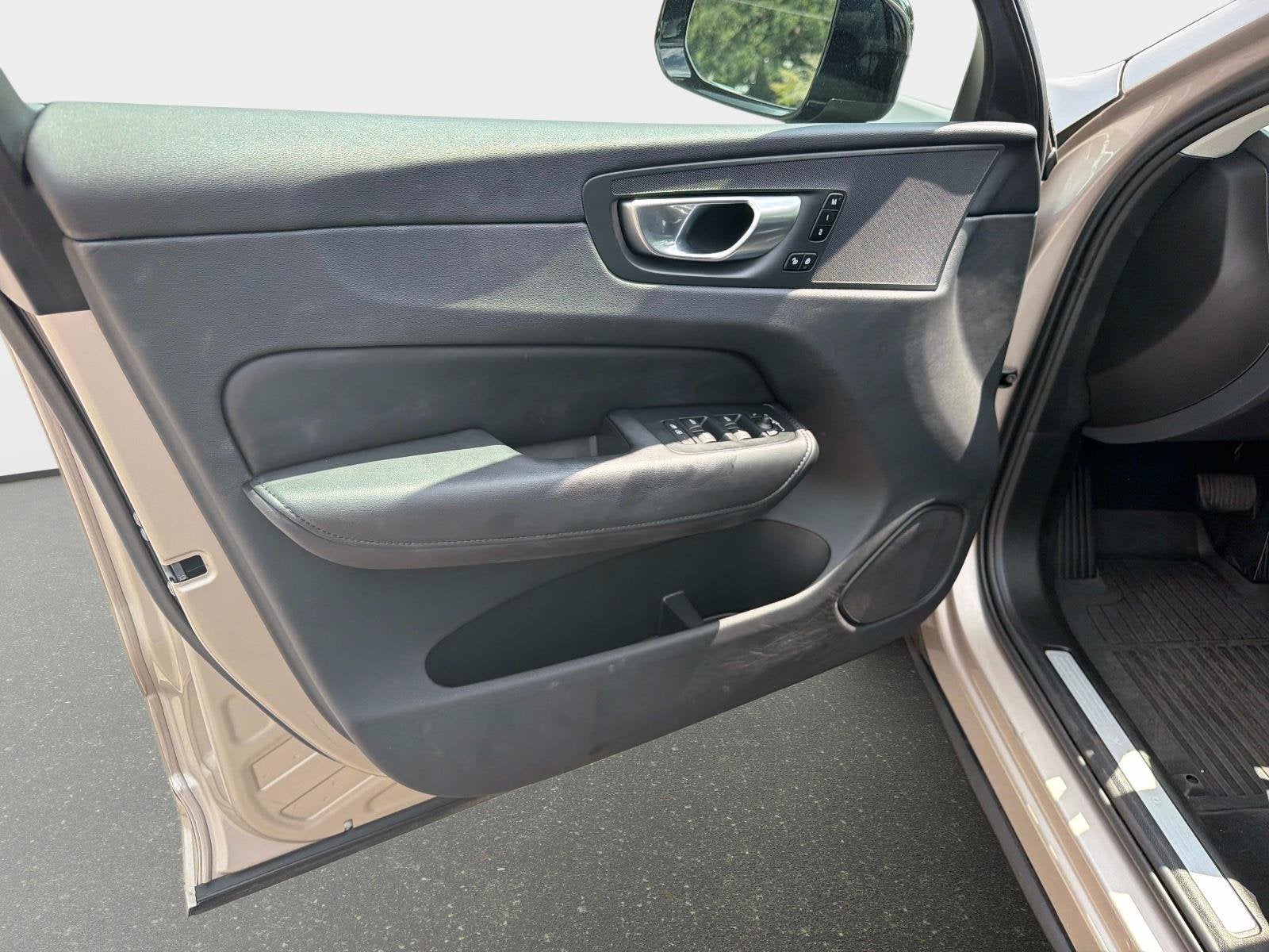 2024 Volvo XC60 Plus Dark Theme