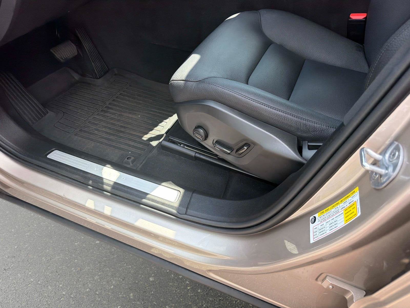 2024 Volvo XC60 Plus Dark Theme