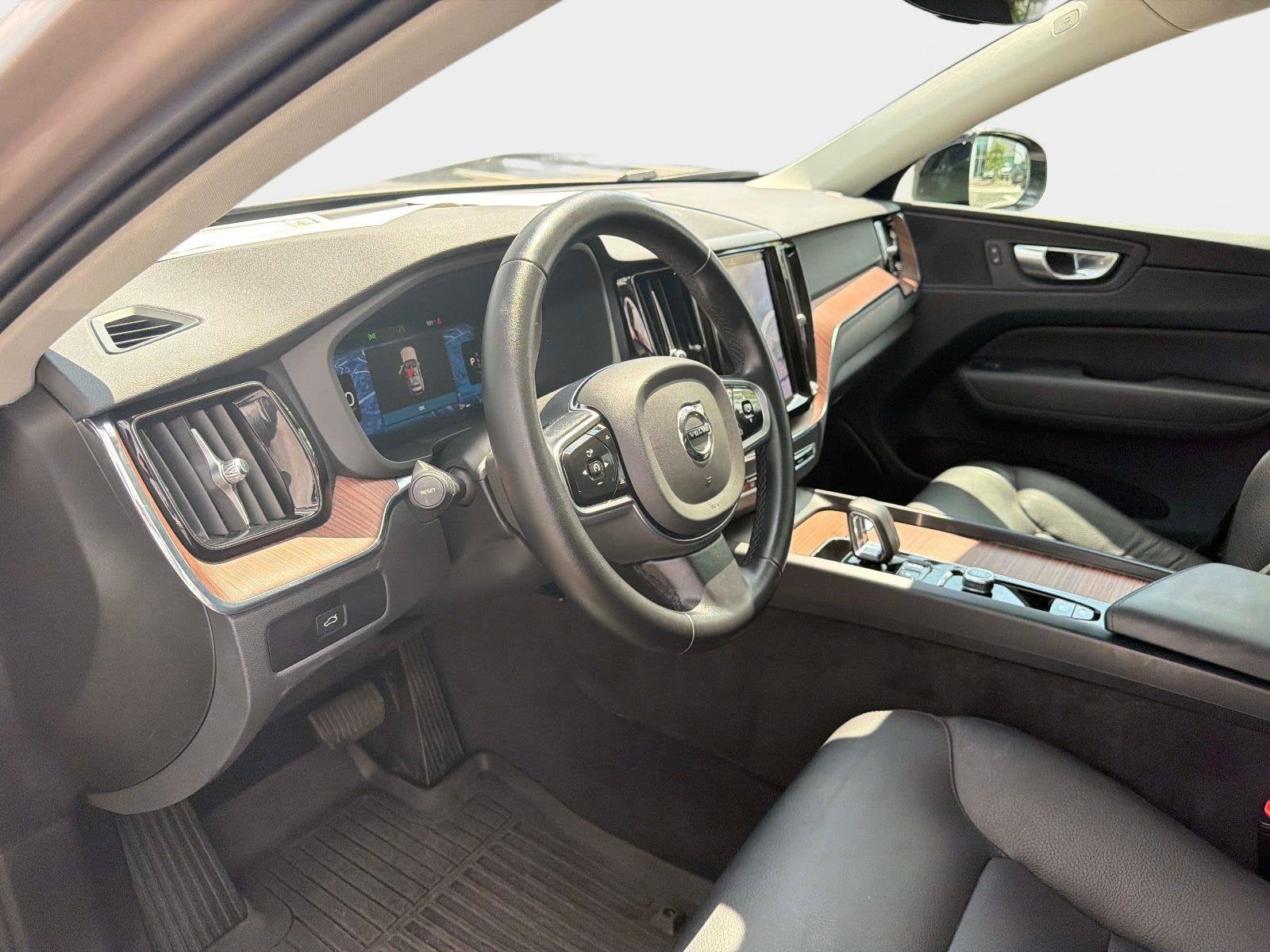2024 Volvo XC60 Plus Dark Theme