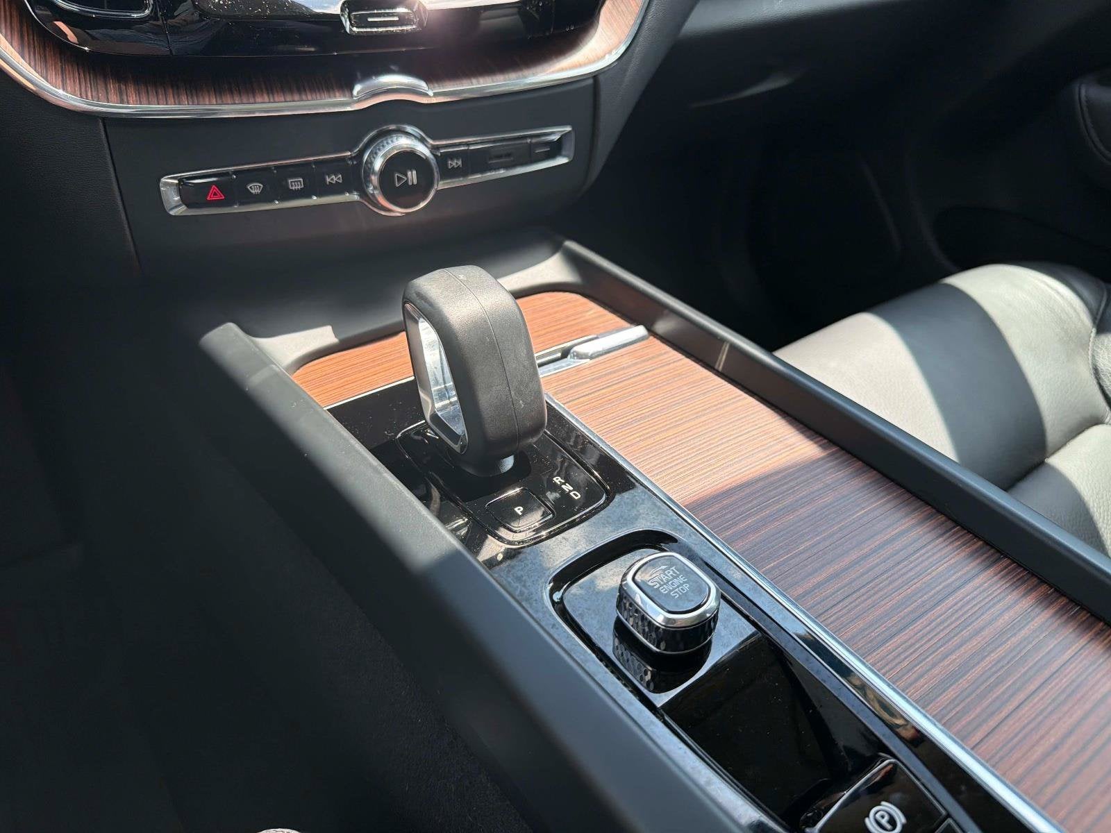 2024 Volvo XC60 Plus Dark Theme