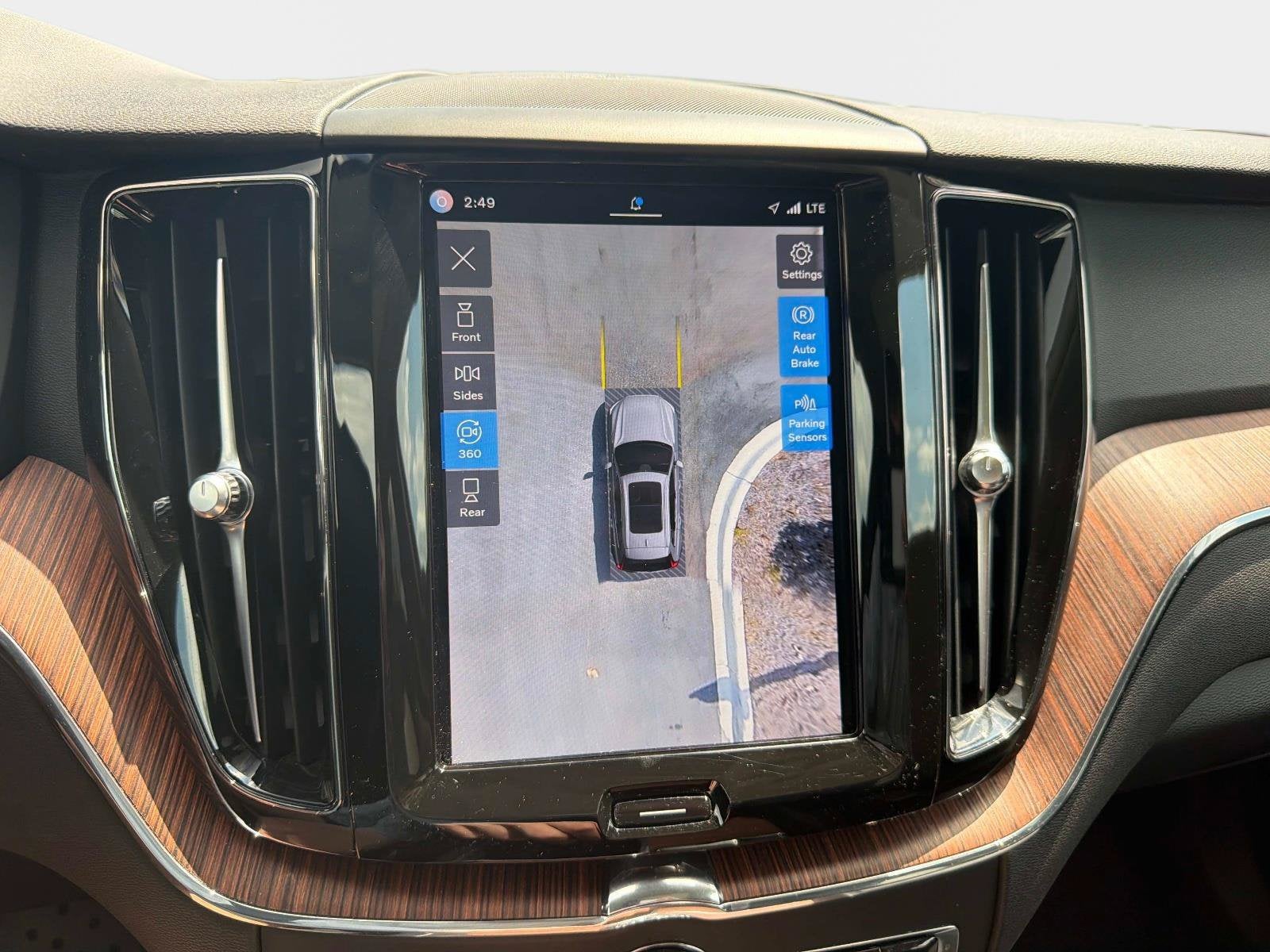 2024 Volvo XC60 Plus Dark Theme