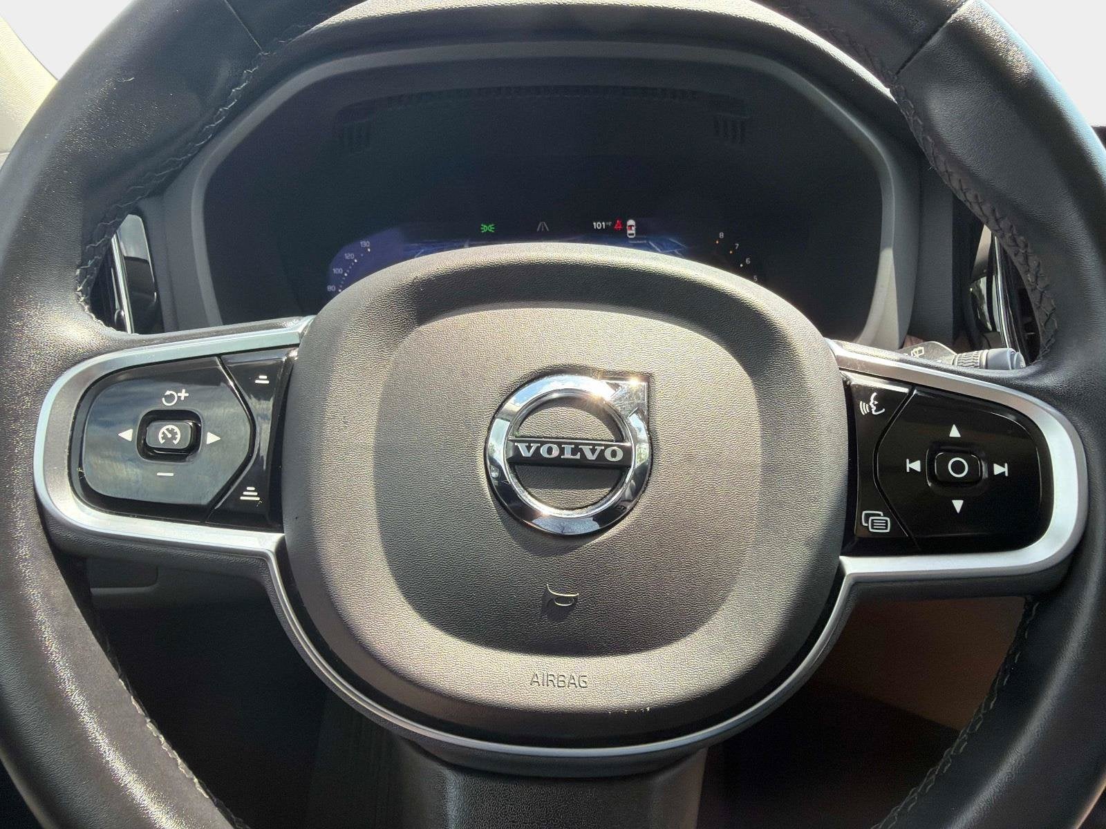 2024 Volvo XC60 Plus Dark Theme
