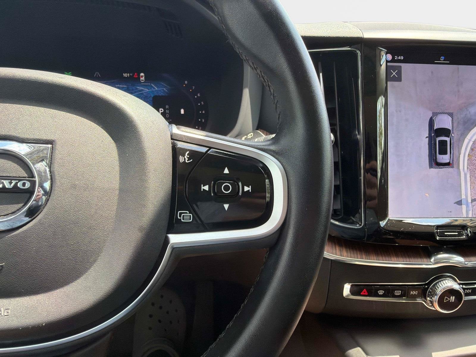 2024 Volvo XC60 Plus Dark Theme