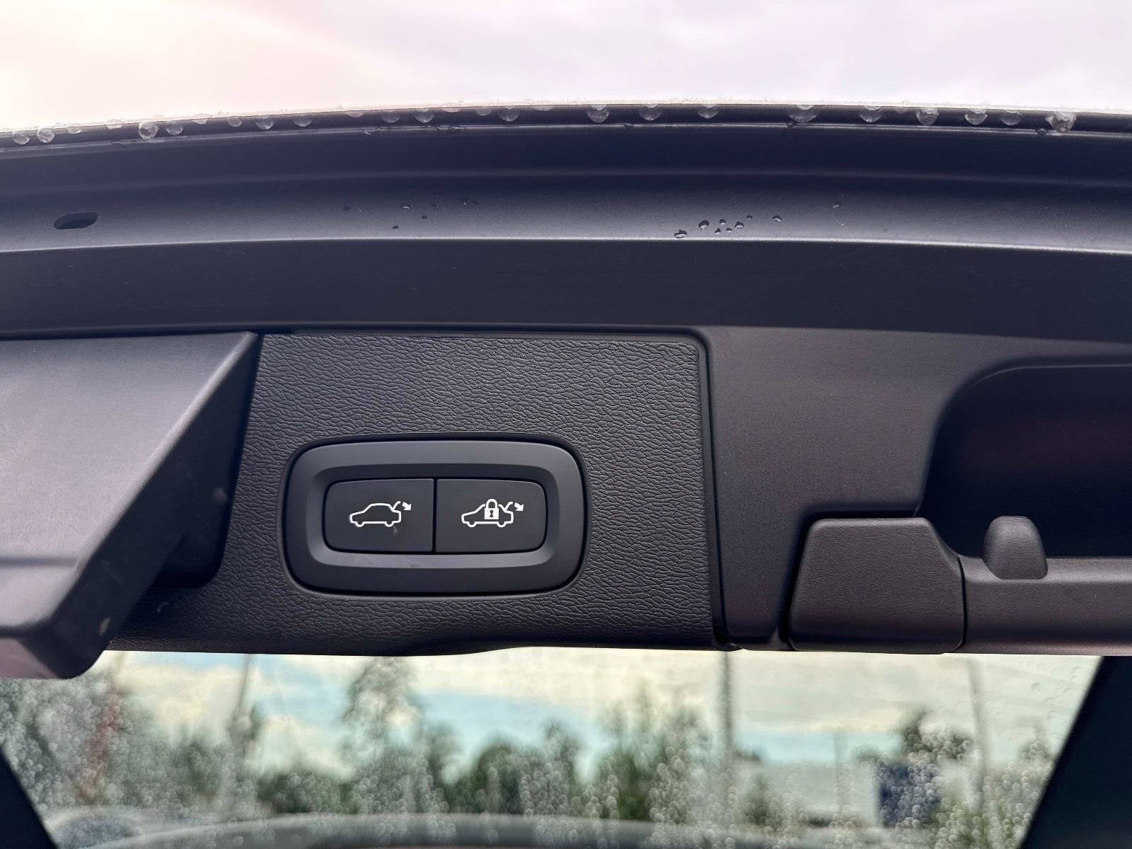 2024 Volvo XC60 Plus Dark Theme