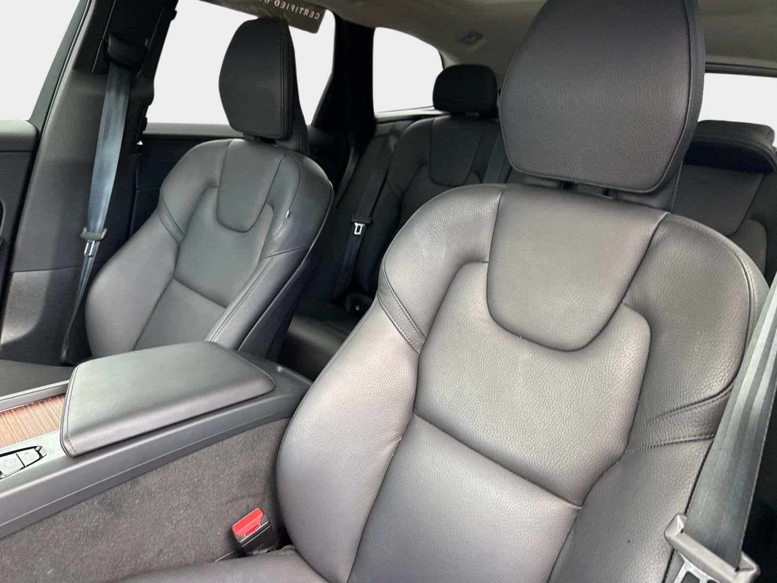 2024 Volvo XC60 Plus Dark Theme