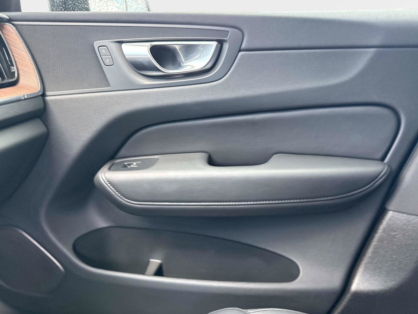 2024 Volvo XC60 Plus Dark Theme