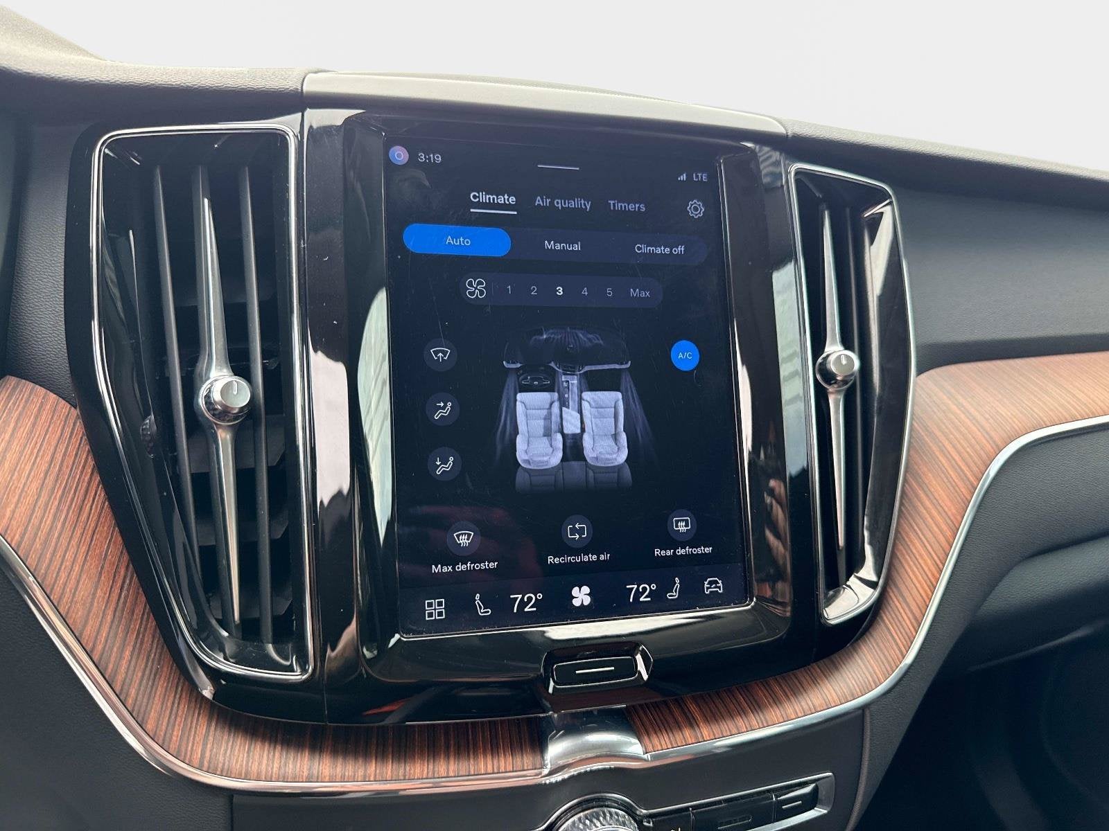 2024 Volvo XC60 Plus Dark Theme