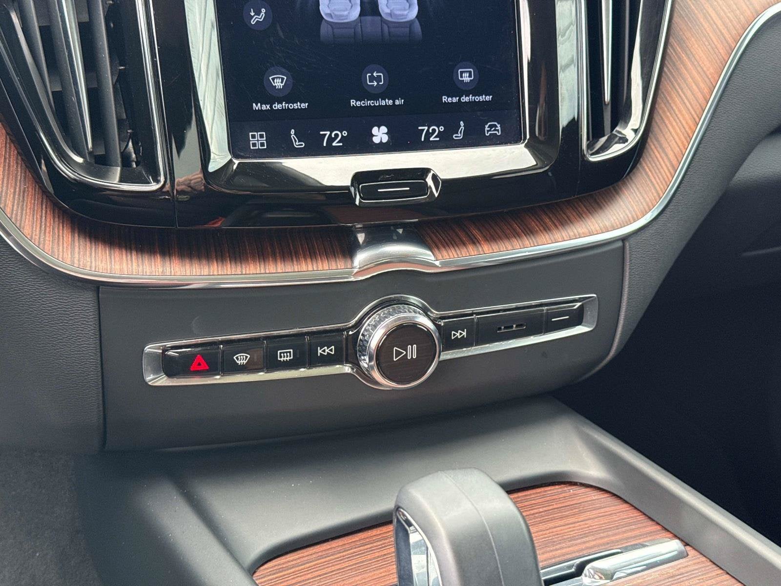 2024 Volvo XC60 Plus Dark Theme