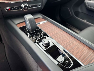 2024 Volvo XC60 Plus Dark Theme