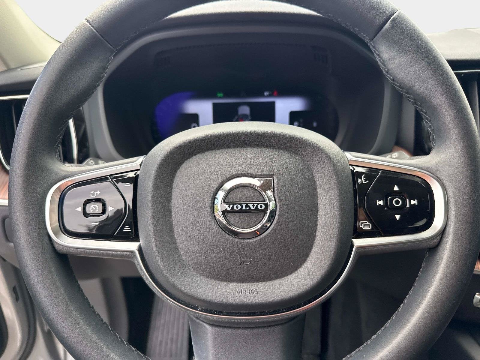 2024 Volvo XC60 Plus Dark Theme
