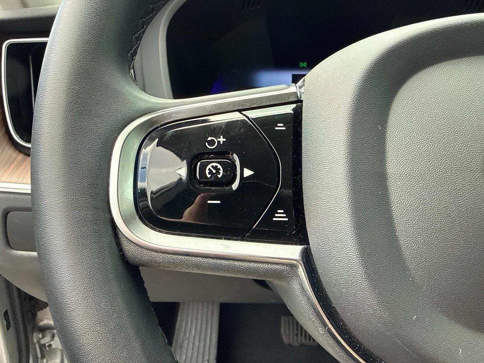 2024 Volvo XC60 Plus Dark Theme