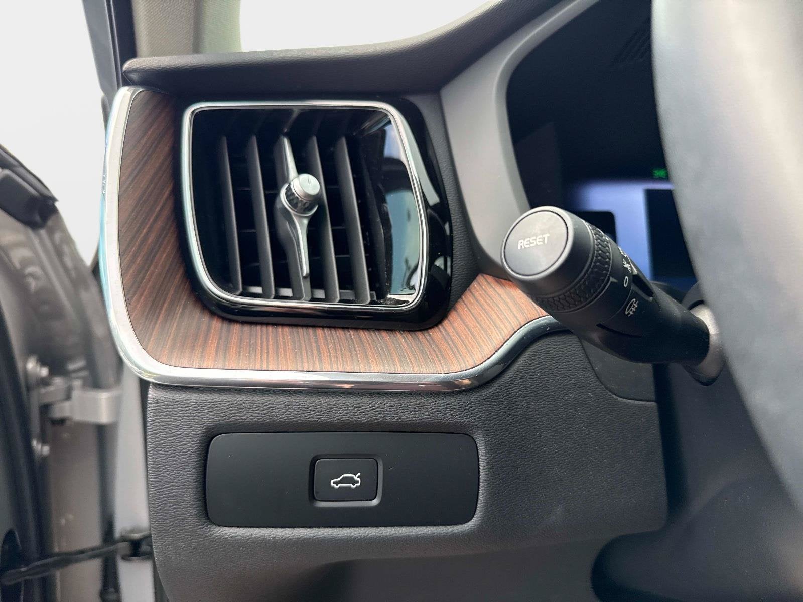 2024 Volvo XC60 Plus Dark Theme