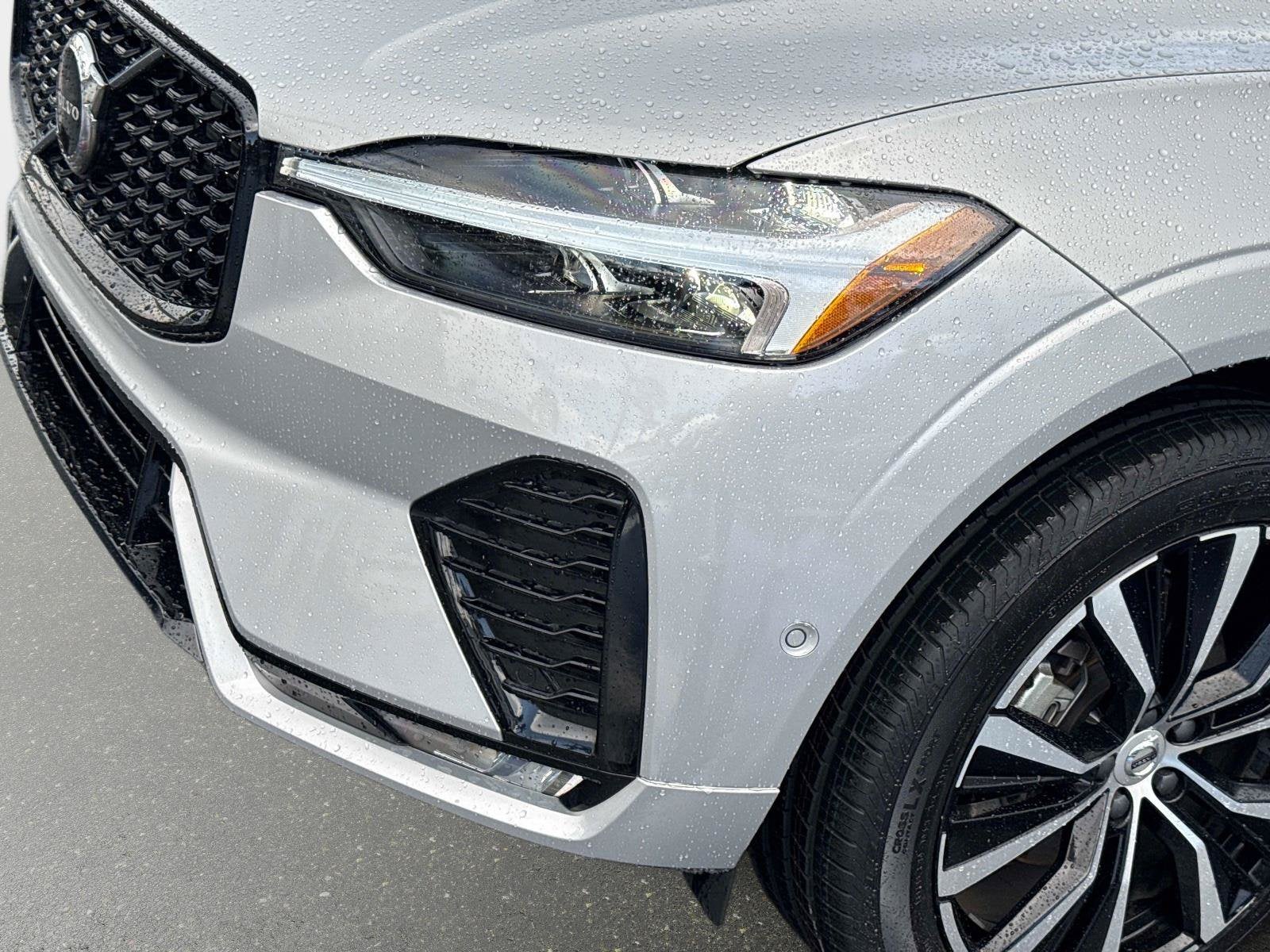2024 Volvo XC60 Plus Dark Theme