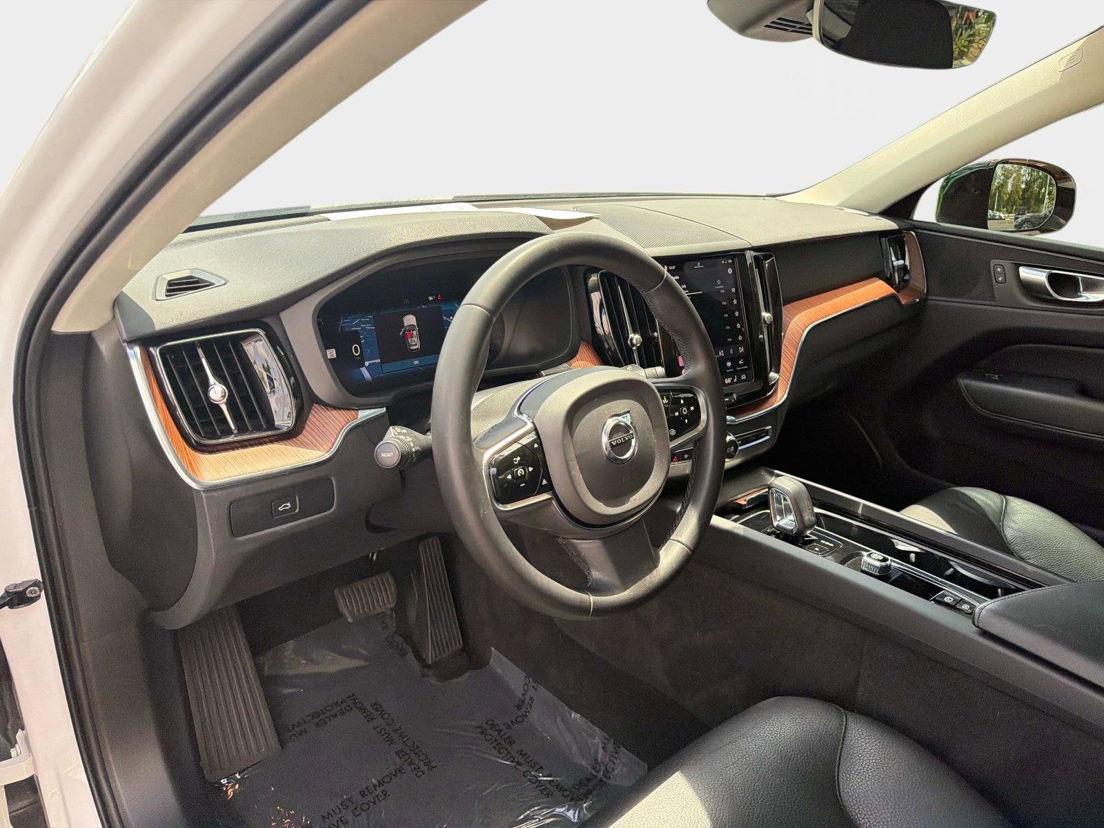 2024 Volvo XC60 Plus Dark Theme