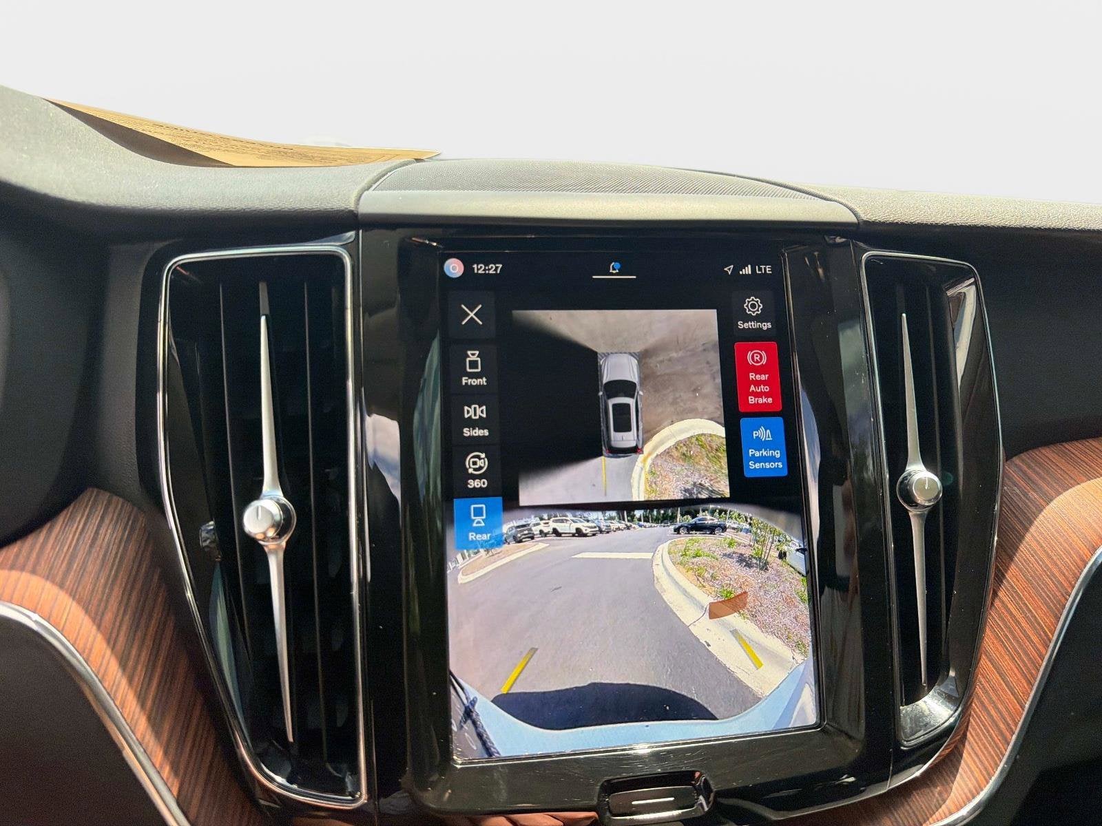 2024 Volvo XC60 Plus Dark Theme