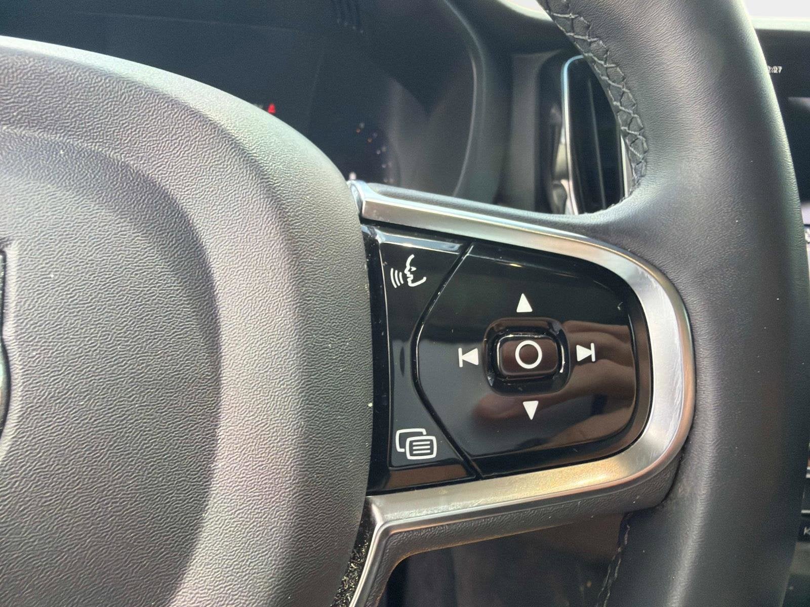 2024 Volvo XC60 Plus Dark Theme