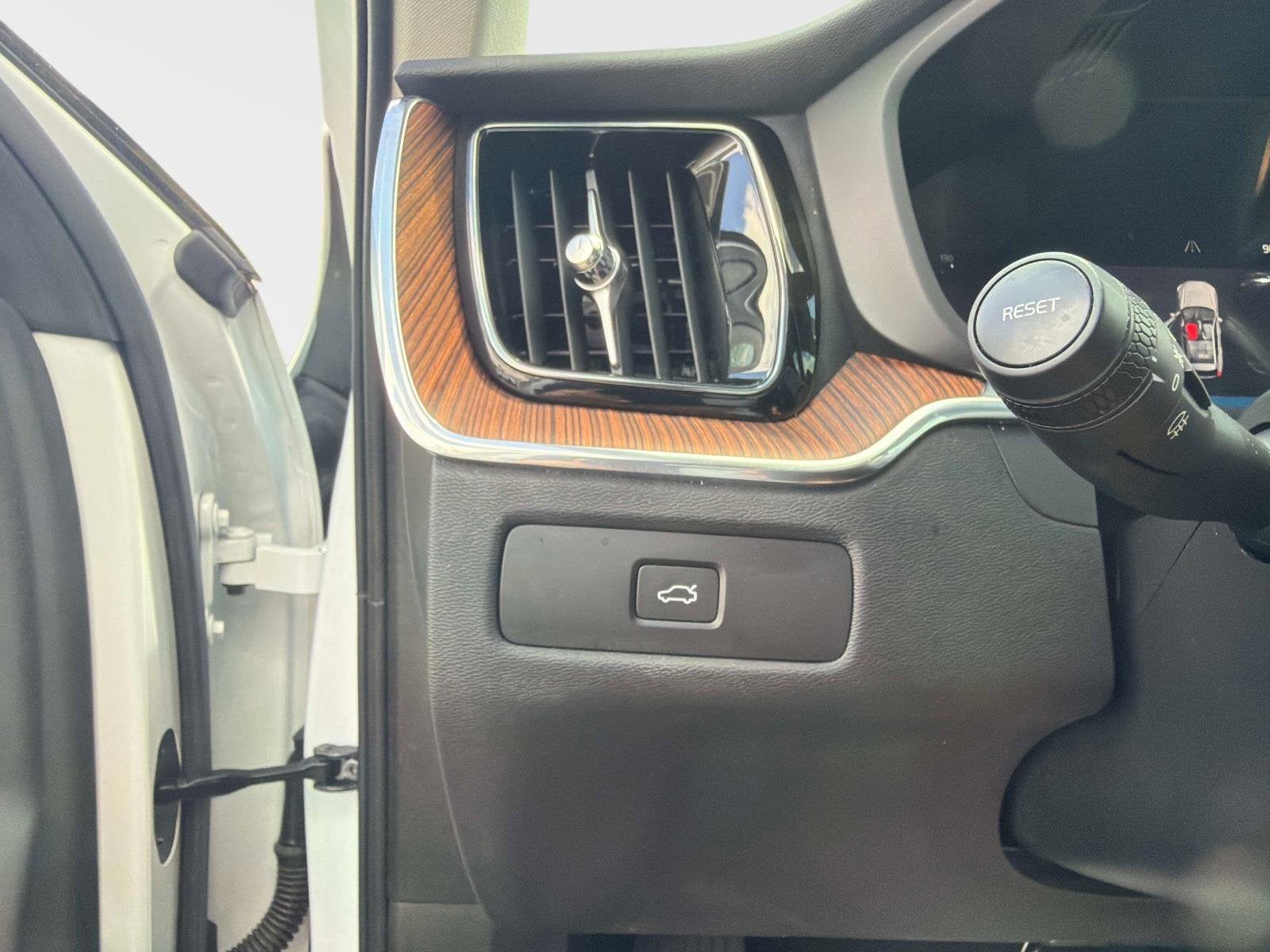 2024 Volvo XC60 Plus Dark Theme