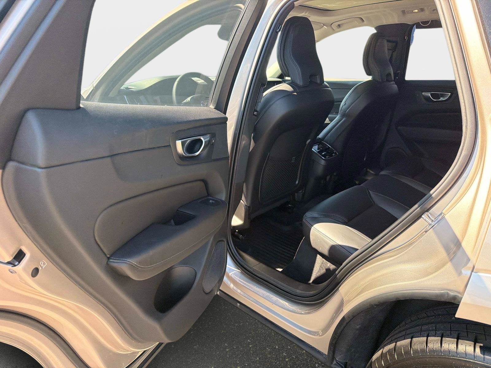 2024 Volvo XC60 Ultimate Dark Theme