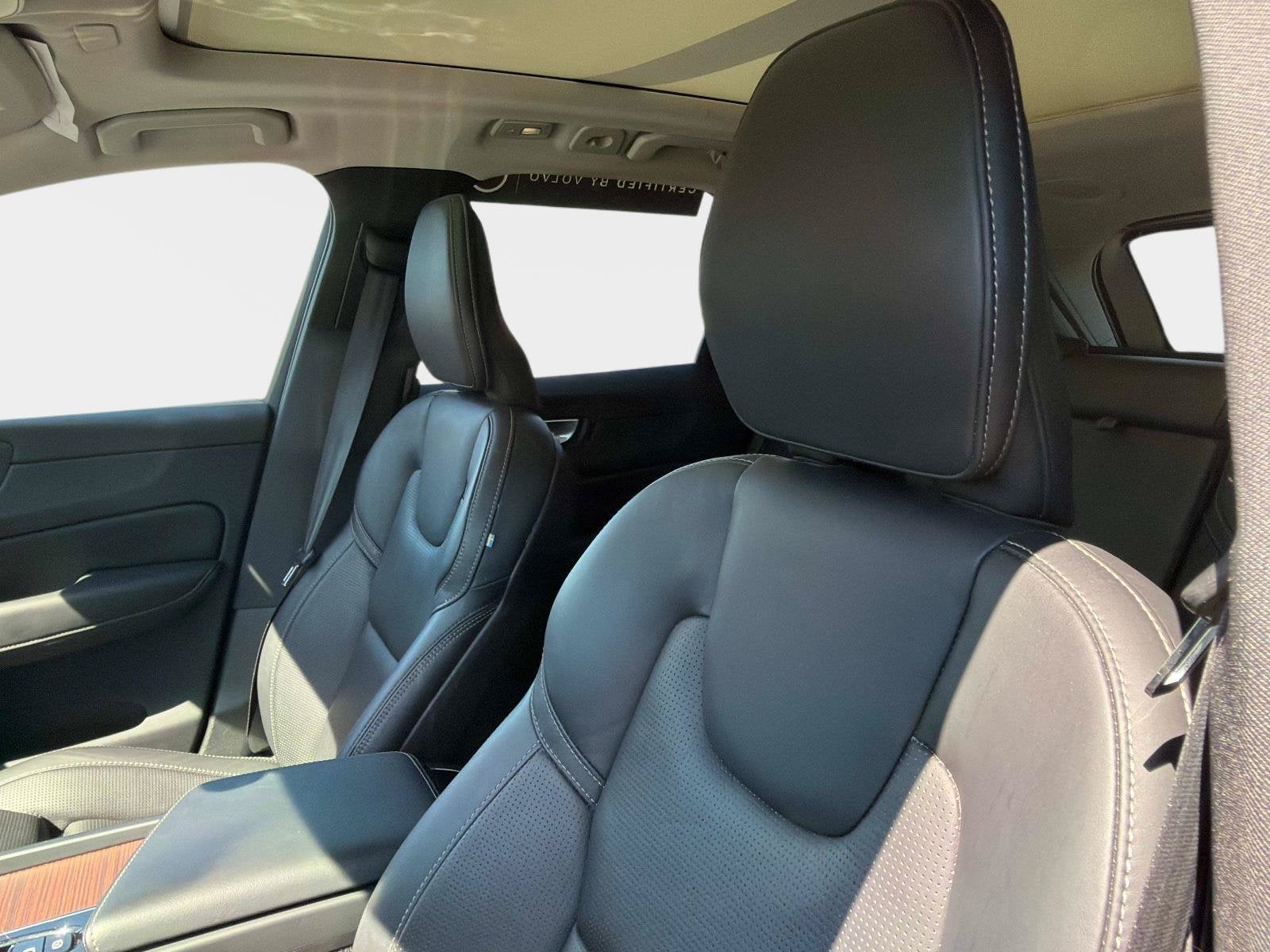 2024 Volvo XC60 Ultimate Dark Theme
