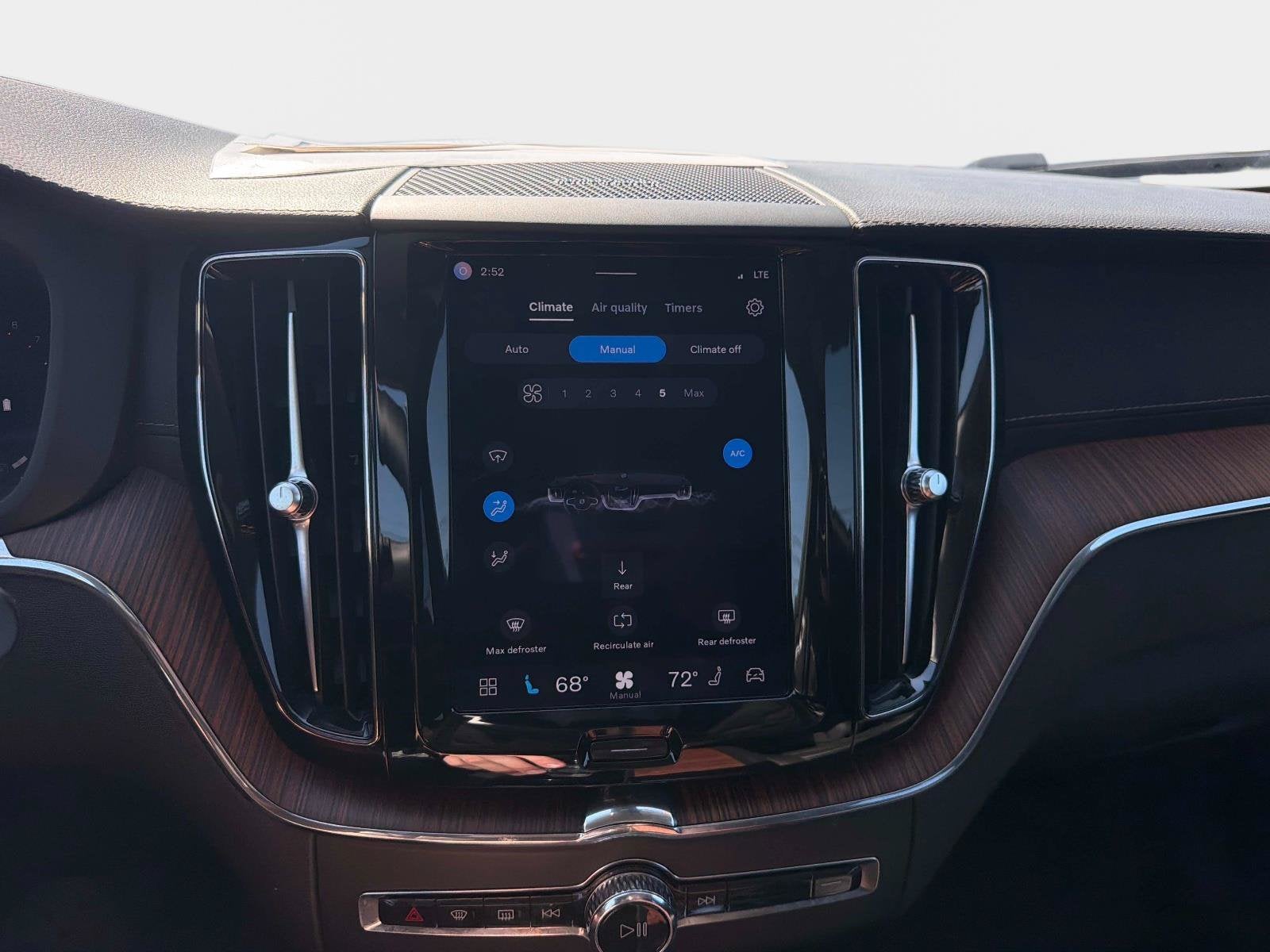 2024 Volvo XC60 Ultimate Dark Theme