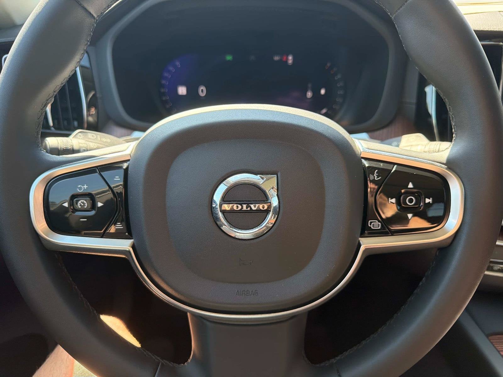 2024 Volvo XC60 Ultimate Dark Theme