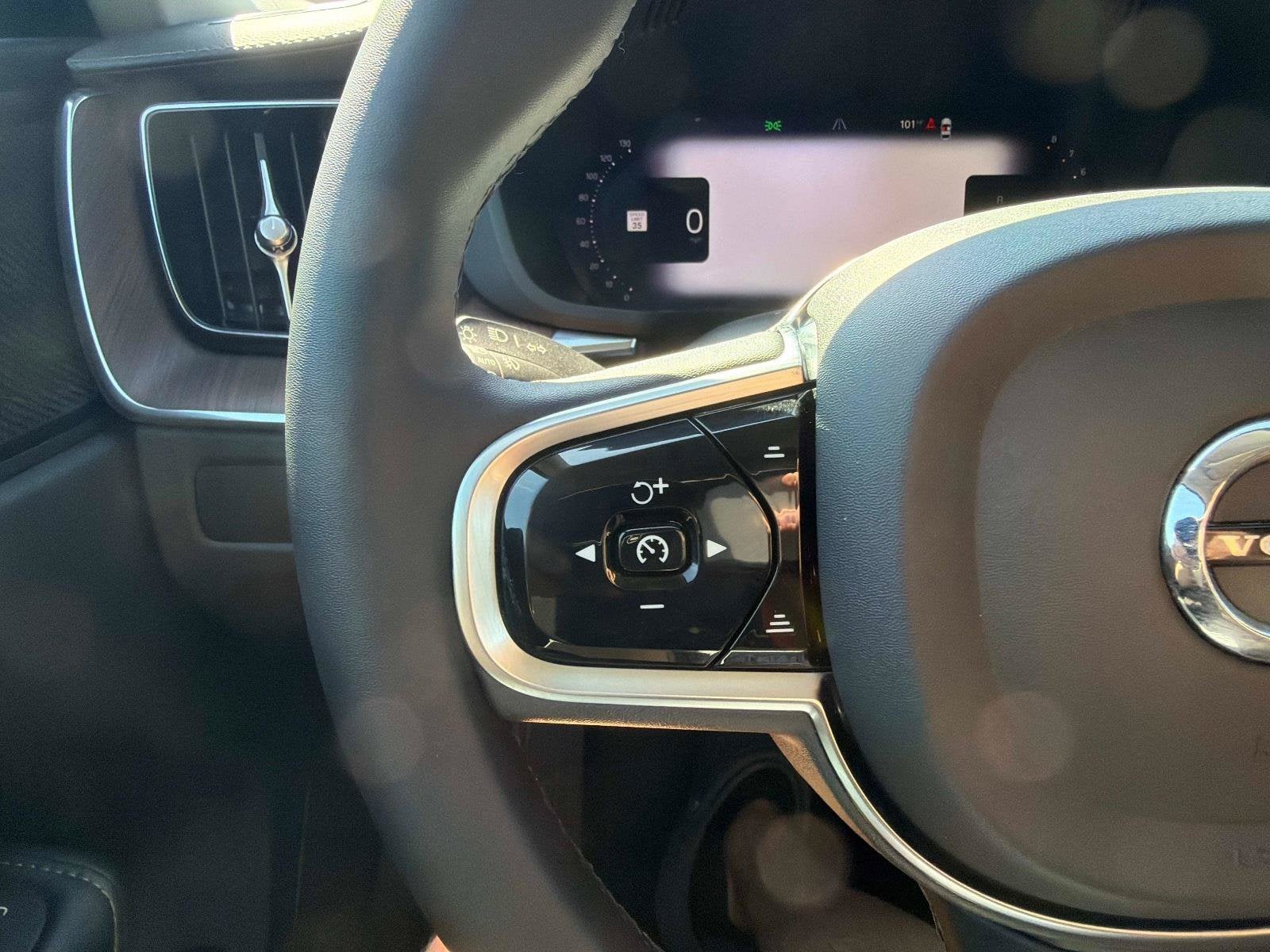 2024 Volvo XC60 Ultimate Dark Theme