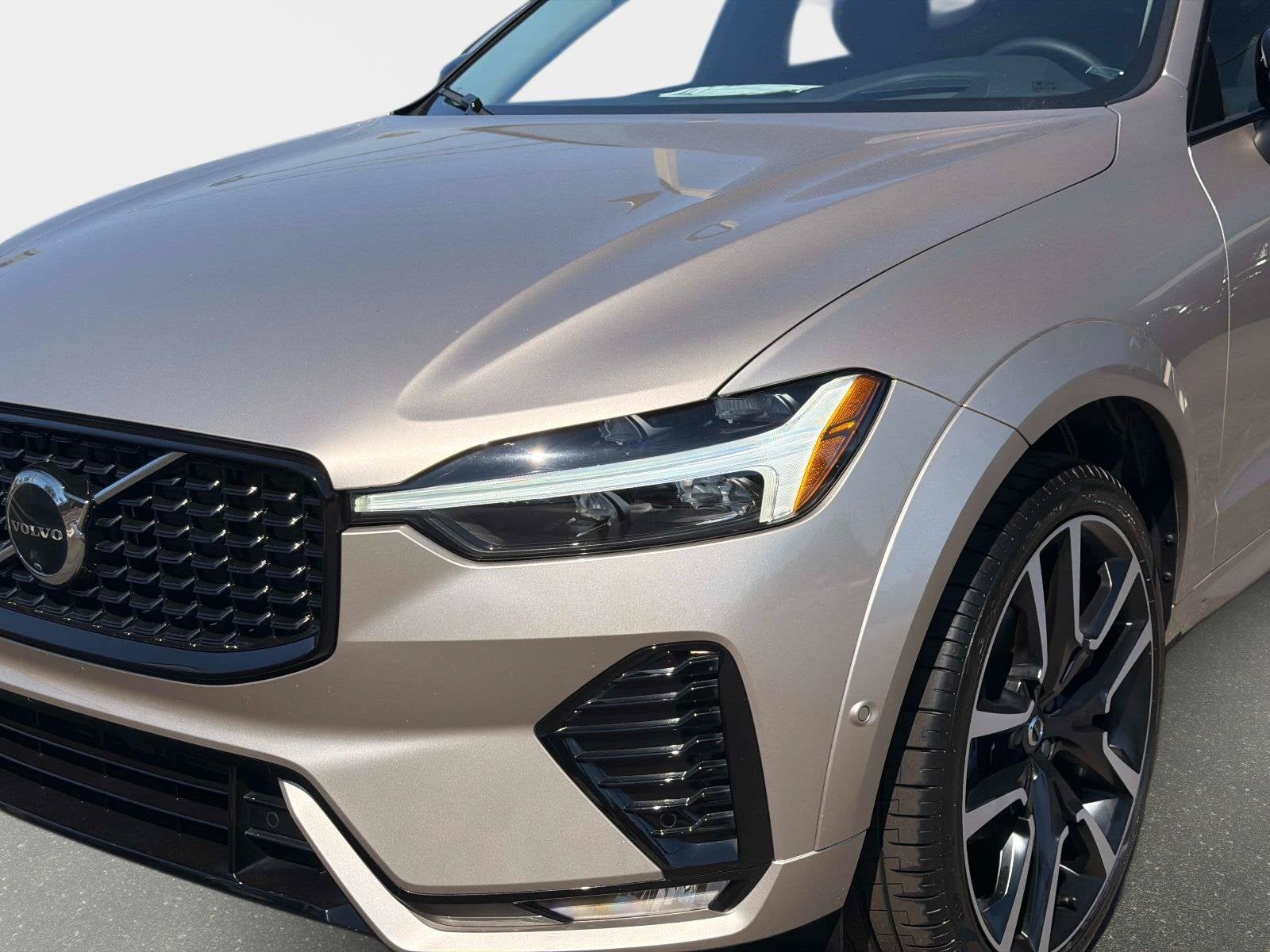 2024 Volvo XC60 Ultimate Dark Theme