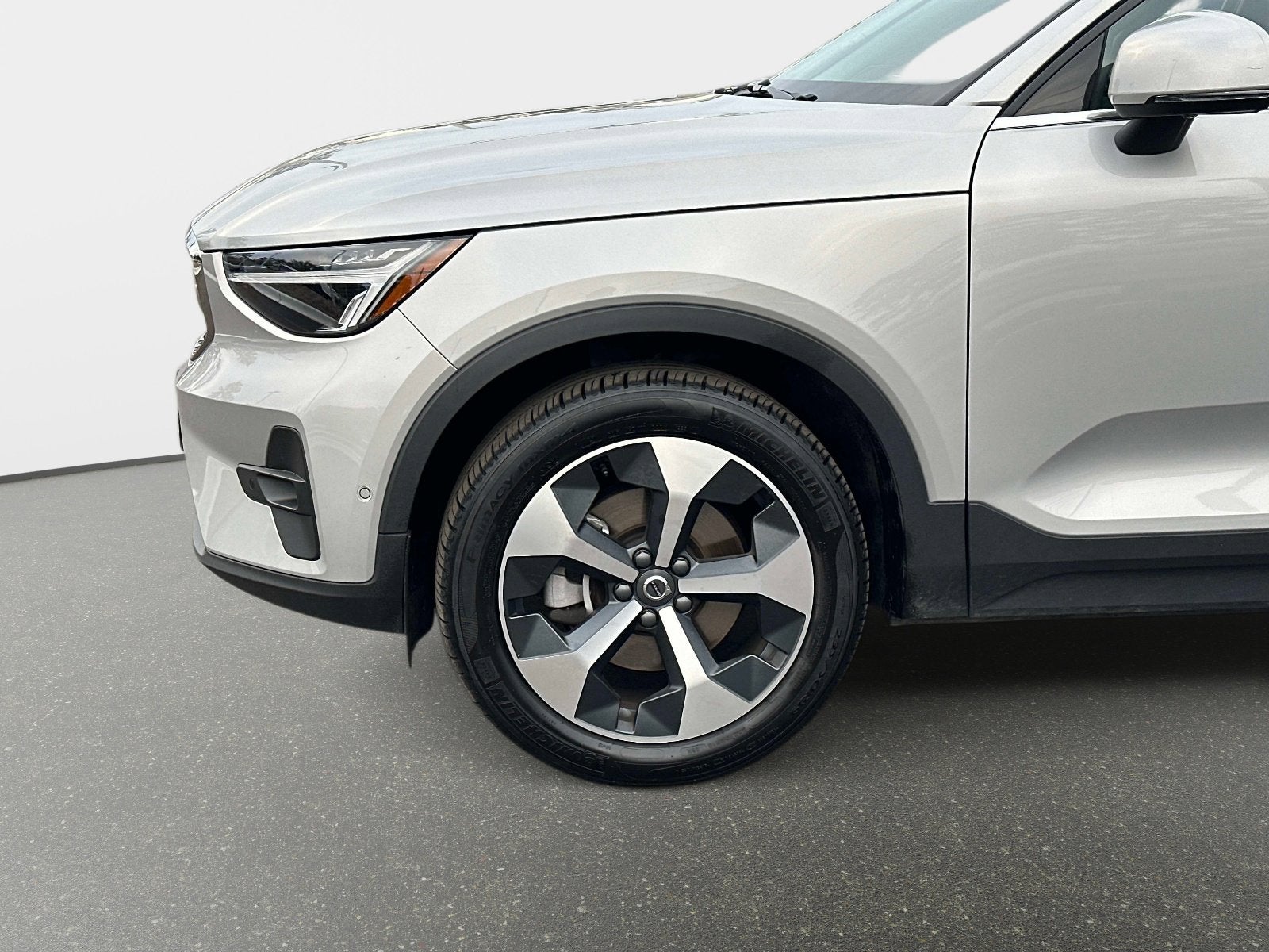 2025 Volvo XC40 Plus Bright Theme