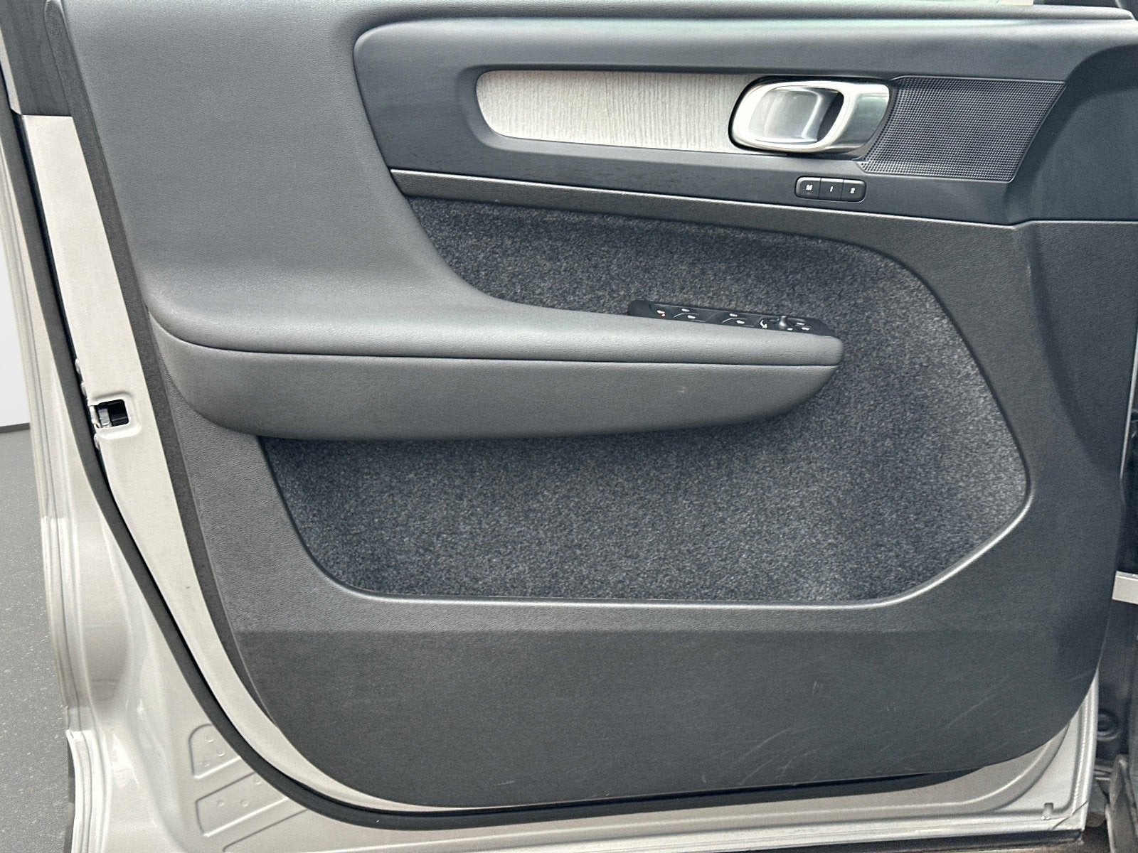 2025 Volvo XC40 Plus Bright Theme