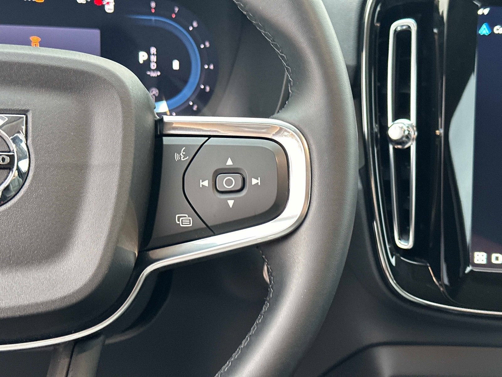 2025 Volvo XC40 Plus Bright Theme