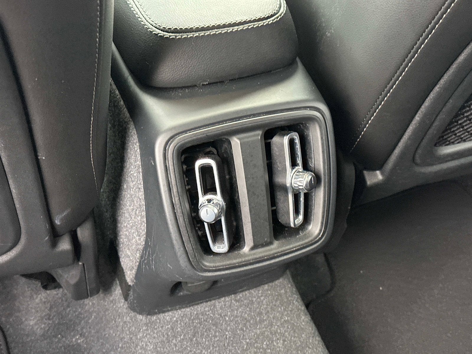 2023 Volvo XC40 Ultimate Bright Theme