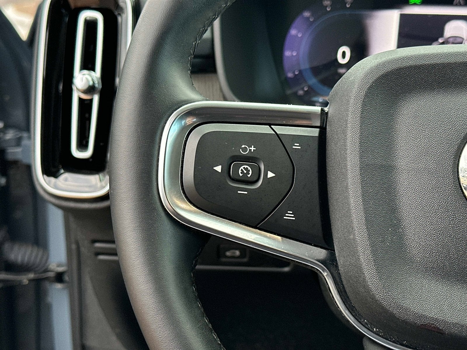 2023 Volvo XC40 Ultimate Bright Theme