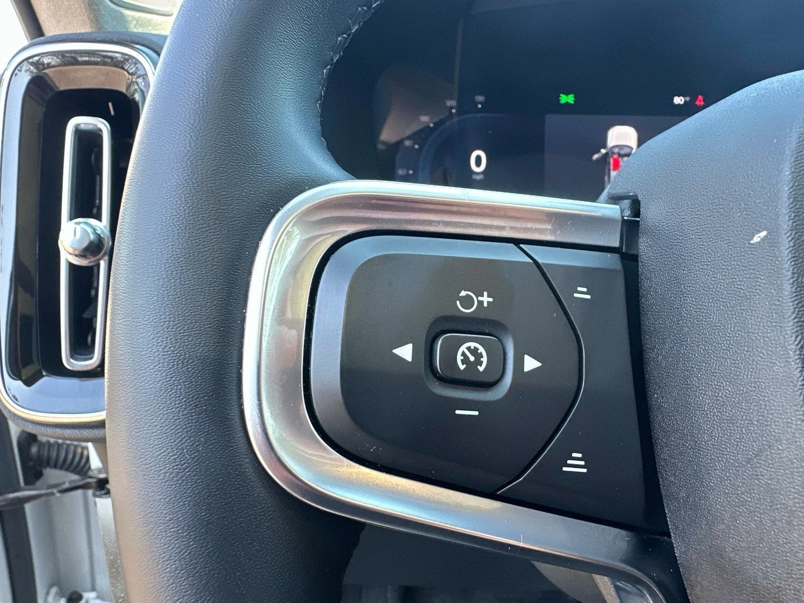 2025 Volvo XC40 Core Bright Theme